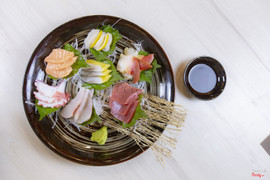 Sashimi được chế biến từ các nguyên liệu cao cấp từ Nhật Bản