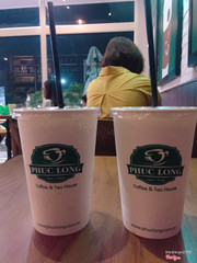 Phúc long ở aeon mall bình dương. Quán decor tông màu trầm ấm. Không gian không rộng lăm. Phù hợp cho dân văn phòng. Quán dù đông nhưng vẫn rất yên tĩnh. Có bàn ghế ngồi ngoài trời nữa nha. Quán có mùi cafe rất đăc trưng luôn. Vừa bước vào là ngửi thấy mùi cafe nồng nàn luôn. Nhân viên phục vụ ok