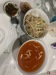Không biết quán có làm Seeding không. Thấy còn reveiw khen mua về ăn thử thất vọng toàn tập. Chân gà quá chua, sốt chấm không ngon chút nào, ăn kì kì. Mua 1 kg chân gà và trong ảnh là bát nước ngâm chắt riêng. Cân lên phải được 8 lạng nước. Tính ra quá đắt. Điểm cộng duy nhất là chân gà khá dày thịt và giòn. KHÔNG QUAY LẠI! 