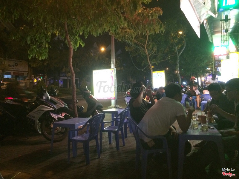 Không gian quán: có trong nhà và cả vỉa hè. 