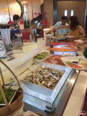 Tôm , hào , sashimi cá hồi cá ngừ 