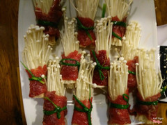 bò cuộn nấm kim châm