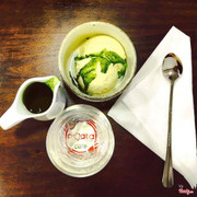 matcha hơi ấm, rưới vào kem ngọt tuyệt luôn