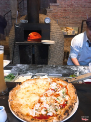 Pizza half: 3 cheese morazzella,... vs half kia la spicy seafood