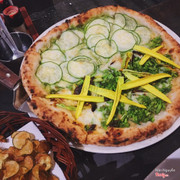 Pizza nửa "Zucchini Basil Sauce" nửa "Four Flours"