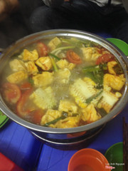 Đồ ăn khá ổn, địa điểm rất phù hợp để liên hoan nhóm. Gọi lẩu kiểu bufet 135k/người là ăn thoải mái. Quán khá đông khách. Hôm mình đi thấy mấy bạn nước ngoài cũng ghé quán ăn. Nói chung đây là quán ăn đáng để quay lại. :)