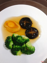 Bào ngư nấu với nấm đông cô, phần này khoảng trên 200k