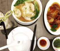 Vịt quay ngon 110k. Mì 80k. Còn một phần bánh bao xá xíu nữa ( 4 cái 50k ). Ăn ngon. Giá cũng khá chát. Chưa thuế 10%. Ly đậu nành quên giá. 