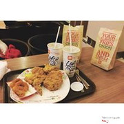 Mình khá thích ăn ở lotteria và đặc biệt nghiện khoai tây lắc ở đây )). Mình đa phần ăn ở Trần Phú cũng vì gần nhà, đi bộ cũng ra. Quán thiết kế ổn, hiện đại, đúng form quán ăn nhanh. Nhân viên phục vụ nhiệt tình và thông thạo tiếng anh. Giá cả ổn, phù hợp với túi tiền, rất tiện cho các bạn học sinh sinh viên hay những người đi làm bận rộn thì ăn cũng ok. Gà ăn mềm và menu đa dạng. Ở đây còn có món kem ốc quế thần thánh 3k cũng hay ho lắm lun. Nóng như thế này có ghế đệm êm, ngồi điều hòa mát rượi, ăn xong món chính lại có kem tráng miệng thật tuyệ phải không các bạn )) 