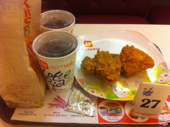 Không gian quán rộng rãi, sạch sẽ, có thể chọn lựa ngồi dưới tầng hoặc trên tầng. Gá rán và gà sốt ở đây khá ngon, kèm thêm khoai tây lắc thì miễn chê. Đi đông người có thể gọi combo, mình thấy khá rẻ mà lại được nhiều. 