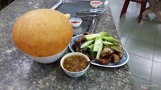 Gà nướng và xôi chiên phồng