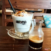 Tùy sở thích mỗi người, có thể pha chung cafe vào ly cốt dừa hoặc dùng riêng cafe và cốt dừa. Nên thử khi đến Aroma  (*^ω^*)