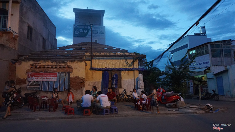 quán ngay góc ngã ba đường, không có số. nhà bên cạnh là 148 Ngư Ông. buổi sáng ở đây bán cháo cá. 