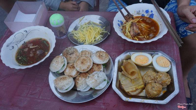 chỉ bánh căn mà thôi.