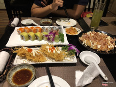 Sushi cuộn tổng hợp, hàu cuộn khoai tây chiên, okonomiyaki