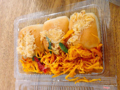 Bánh mì phomai khô gà lá chanh