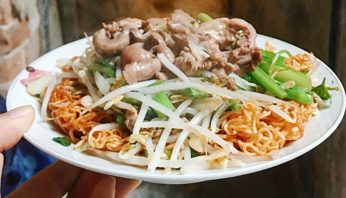 Mì Xào Bò & Bánh Tráng Trộn