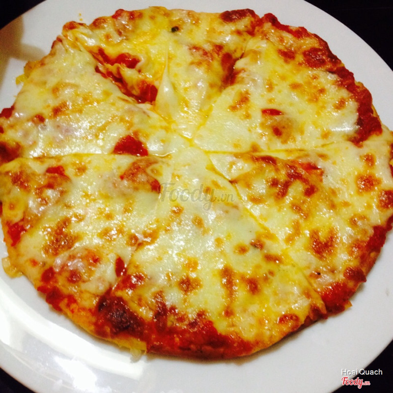 Pizza sốt cà chua. Rất ngon, đẫm phomai mà vẫn giòn, ngậy