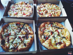 Pizza hải sản với pizza nấm. Mua vào ngày thứ 2 nên mua 1 tặng 1 á. Mình vẫn thích đế cầm tay nhất :) 