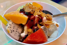 Trái cây tô mang về vẫn giống hương vị nhưng ăn tại quán thì trông sẽ bắt mắt hơn nhé mng ơi ^^