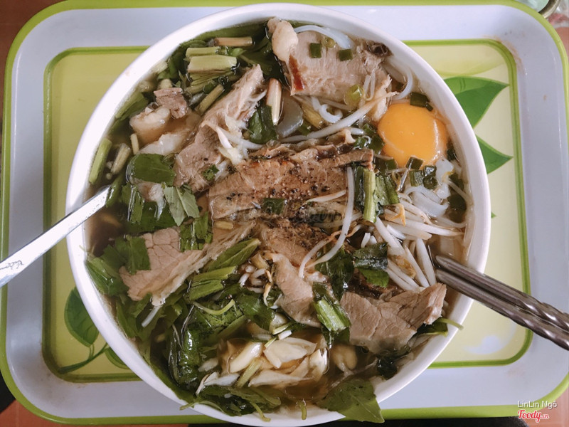 phở nạm, 40.000vnd, trứng mình thêm ở nhà.