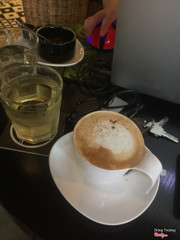 Capuchino nóng. Xấu và không ngon
