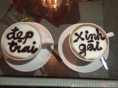 Đồ uống ngon và không gian sang trọng là những từ dành cho quán cafe này. Mình rất thích không gian ở đây, quán nằm trên tầng 9 của toà nhà nên có thể ngắm nhìn được cả thành phố và buổi tối vô cùng lãng mạn. Cộng thêm không gian đèn vô cùng thích hợp cho các cặp đôi yêu nhau. Điểm đặc biệt ở đây mà chưa quán cafe nào ở HP làm được là chỗ ngồi được di chuyển xoay nhẹ theo hình tròn, vô cùng tuyệt. Đồ uống ngon và sang trọng. Phục vụ tinh tế. Mình rất thích UNIVERSAL. 