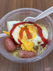 Mì trộn trứng xúc xích - 16k