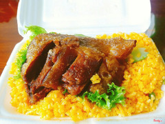 Cơm ngon, nhiều, ăn 1 hộp là no bụng. Gà giòn, ngon. 18k/phần (cơm thêm cả bịch chỉ có 2k)