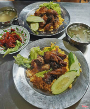 Cơm gà xối mỡ + ruột khìa