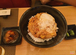 Katsudon 115k. Nhà hàng Tonpei - 36 Linh Lang, HN. Nhà hàng này mình được cô giáo người Nhật giới thiệu. Đồ ngon nhưng mà khá đắt. Bản thân không quen ăn đồ Nhật, hàn nhưng phải công nhận món này ngon, ăn hết bát no căng luôn ak. Cơ mà đau ví :))
