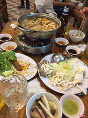 Lẩu gà nấm ... ăn cực ngon, nước ngọt từ nấm, mùi thơm của quế ,hồi với nhiều loại quả, nên thử