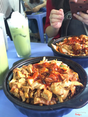 Ngon và no!! Kim chi ngon, gà ngon, cơm ngon, nước sốt quá ngon <3 Mình thích gọi cơm gà xong xin thêm nước sốt, coi như kết hợp 2 loại cơm: cơm gà và cơm trộn :)))) Cơm gà nếu không có nước sốt thì sẽ hơi bị khô. Phải cho thêm sốt vào mới hoàn hảo í <3