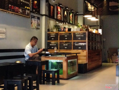 Ngồi thử giãn bên hồ cá thưởng thức ly cafe 👍👍👍