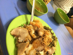 Cơm rang xá xíu trong ngõ Tràng Tiền, trong ngõ chỗ mà bán sách ngõ nhỏ đối diện Đinh Lễ ý chứ kp ngõ to đùng đâu nhaaaa. Thịt xá xíu siêu chất lượng, nóng hôi hổi đã thế cơm còn giòn rụm ăn ngon vô bờ. Cái điều tuyệt đỉnh của quán là có kim chi ăn kèm cơmmm 🎉🎉 kim chi chua cay ăn tuyệt hảo, kể cả mấy quán chuyên đồ Hàn cũng chưa chắc đã đc ngon như thế ý, có nước dùng đi kèm nhưng như kiểu nc lã pha với mì chính r cho thêm cà chua ý ))) giá cả siêu siêu hợp lý chỉ 30k/bát thêm trứng ốp là tầm 35-40k r thập cẩm thì là 50 hay 55k ý nhưng ăn 1 suất bé tẹo này đã đủ thở ra đường tai rồi nên k mơ tưởng đến suất thập cẩm nữa )))) siêu xịnnnn