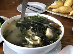 Canh rong biển, mình ăn thấy canh nấu hơi bị tạp, vì có cả rau dăm và mùi tàu cho vào.