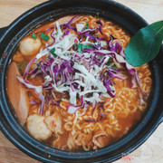 Mì cay kim chi bò 35k. Ở đây rất ngon, lại còn rẻ. Đc free 2 ly trà sữa nữa :)). Quả thật rất thích