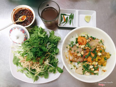 Tô mì quảng + rau sống+ nước đậu
