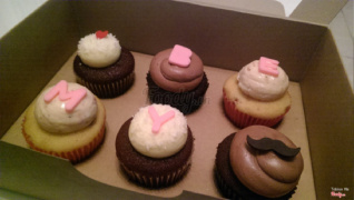 Cupcake hộp 6 cái với 3 vị: red velvet, chocolate và strawberry yogurt