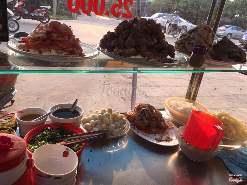 Chỉ có xe hủ tíu nhỏ được bày phía trước,gồm tôm,thịt,gan,sườn non,bao tử,trứng cút,thịt bằm. Không chỉ có hủ tíu còn có mì,mì gói,nui bánh canh tha hồ đổi món. Nước lèo ăn khá ngon mà giá cả lại ok cho buổi ăn sáng đầy đủ;)