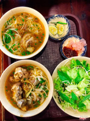 Quán đẹp, không gian ấm cúng, có rất nhiều món ngon đúng vị xứ Quảng. Mình thèm nhất là món bún bò của quán, sợi bún nhỏ, dĩa rau xanh um sạch sẽ, vị đậm đà!
giá cả ok, sẽ ghé lại nhiều lần 😍😍😍😍😍👍👍👍👍
