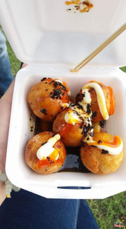 Bánh bạch tuột ở cổng sau nhà văn hóa thiếu nhi. 1 phần 5 viên 25k, bán từ 2 hoặc 3h chiều đến tối, nhưng ăn vào buổi chiều bánh mới ra sẽ nóng và ngon hơn. Nước sốt thơm, ngon, vừa ăn. 