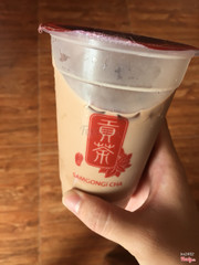 Ấn tượng đầu tiên là tiệm rất giống gongcha, còn tưởng là chi nhánh của gongcha nữa chứ. Mà nhân viên phục vụ tốt, có học hỏi theo gongcha nhưng trà sữa chocolate lại ko có vị chocolate gì hết, hơi thất vọng