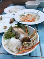 Chén bánh ướt thịt quay của mình