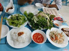 Quán sạch sẽ, ship cũng nhanh nữa. Rau tươi ngon, bỏ bì gọn gàng, bỏ thêm đũa và khăn giấy nữa :)) điểm 10 cho chất lượng 👌👌👌