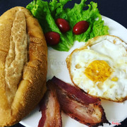 Bánh mì ốp la và thịt hun khói