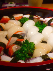 Sushi cá hồi, cá ngừ, bạch tuột và sò điệp trong 1 set