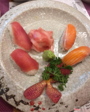 Sushi cá ngừ và cá hồi