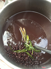 Chè đậu đen (lá đó là là dứa để vào cho có mùi thơm)