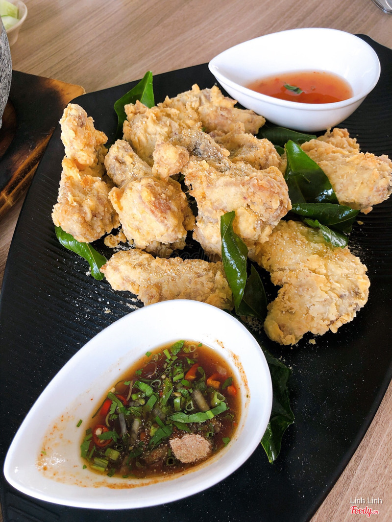 Với mình thịt gà hơi bở và mềm. Vỏ chiên giòn. Sốt thái siêu ngon, đặc biệt. Tương ớt thì khá quen thuộc r. :))